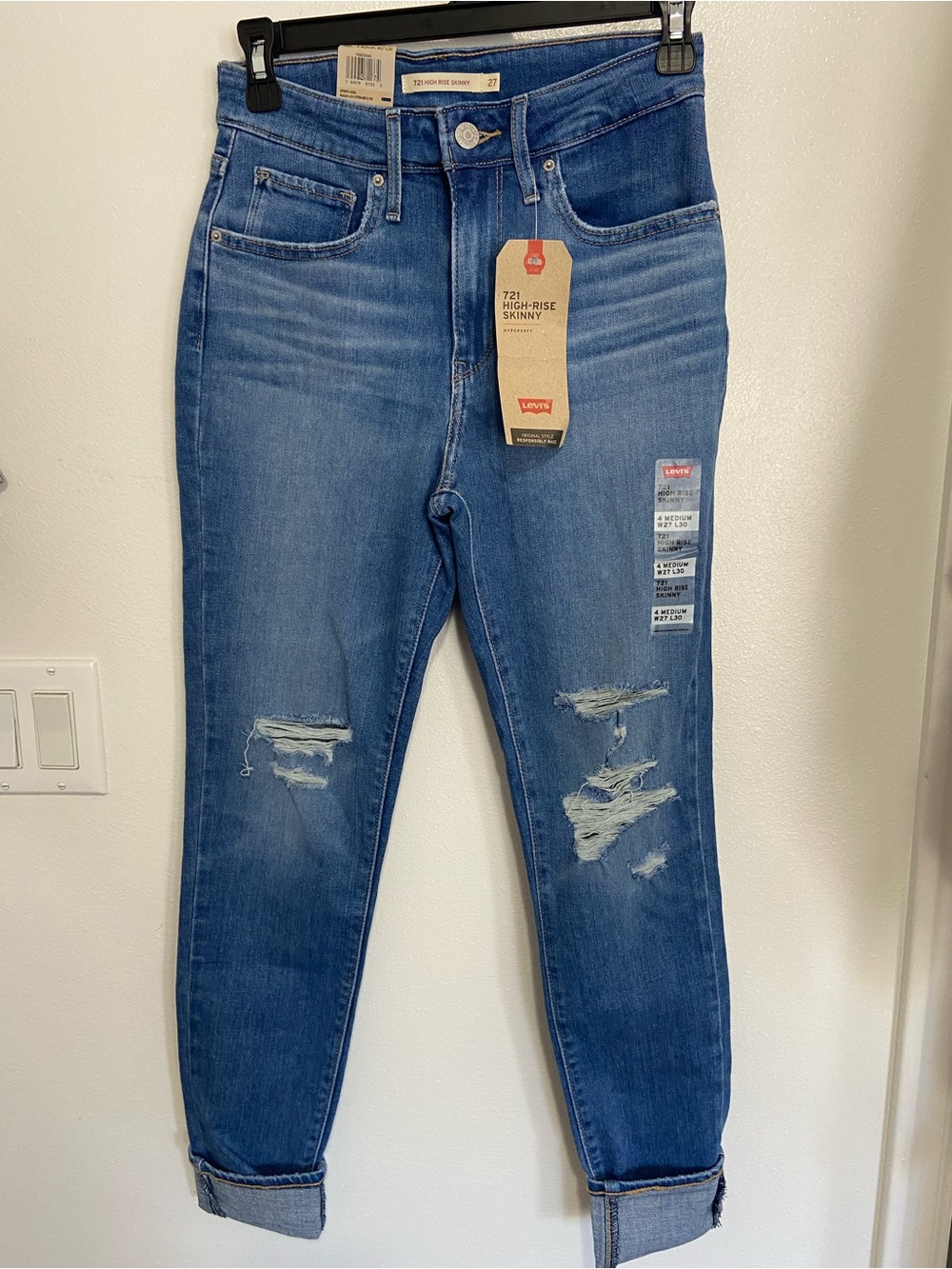 NWT Levi's Skinny Jeans in Medium Blue Wash with Distressed Knees